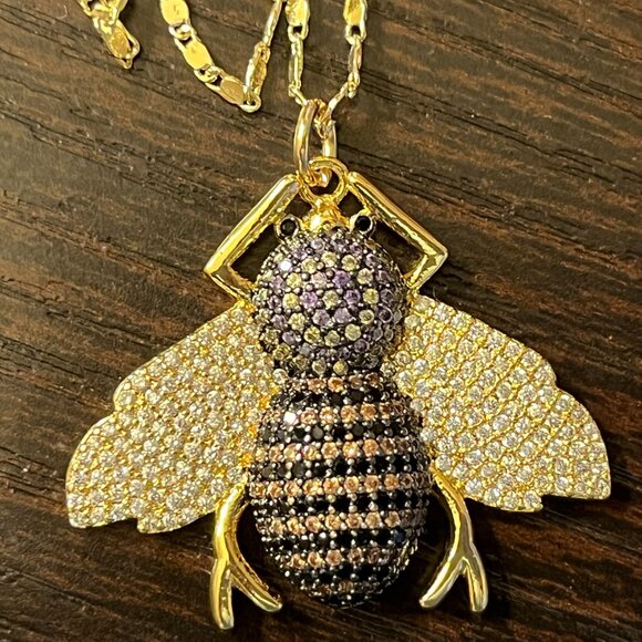 Beautiful Multi Color CZ Bee Pendant & 18K GP Chain - Picture 4 of 4